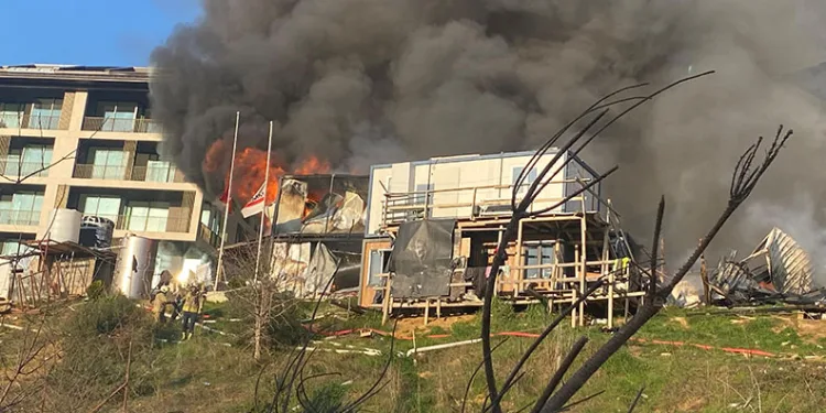 Üsküdar’da işçilerin kaldığı konteynerler alev alev yandı