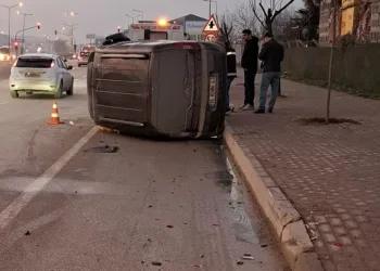 Bursa’da otomobile çarpan ticari araç devrildi