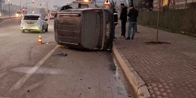Bursa’da otomobile çarpan ticari araç devrildi