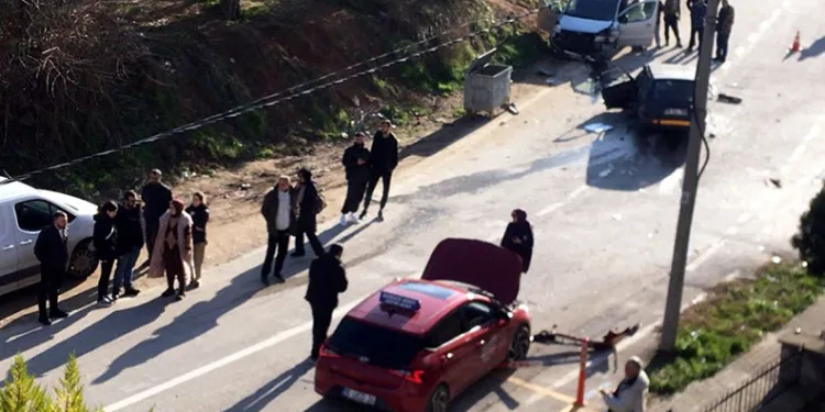 Bursa’da iki otomobil kafa kafaya çarpıştı
