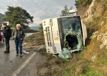 Tur minibüsü devrildi: 23 yaralı