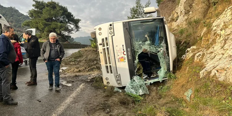 Tur minibüsü devrildi: 23 yaralı