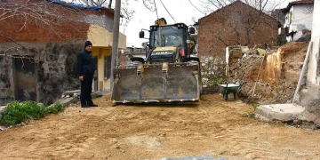 Gemlik’in yolları ve meydanları yenileniyor