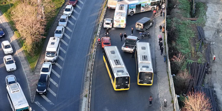 Tır iş yerine daldı, o anlar kameraya yansıdı