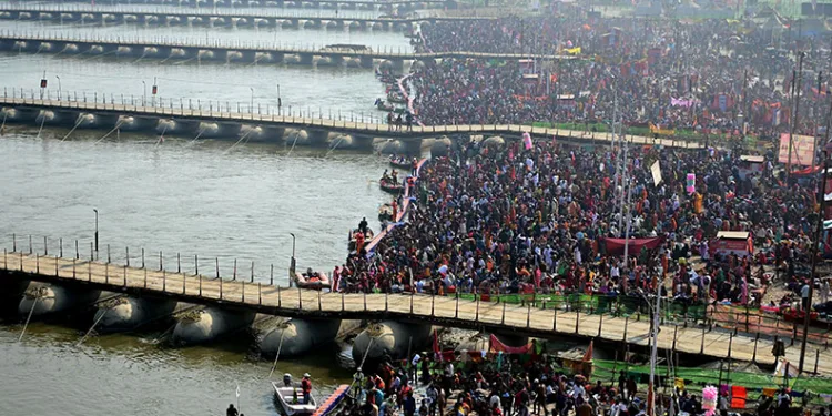 Hindu festivalinde izdiham: 17 ölü