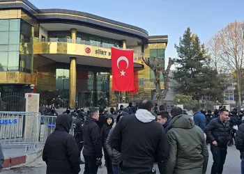 Siirt Belediye binasına kayyum kararı sonrası Türk bayrağı asıldı