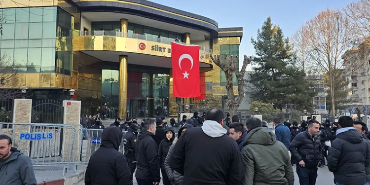 Siirt Belediye binasına kayyum kararı sonrası Türk bayrağı asıldı