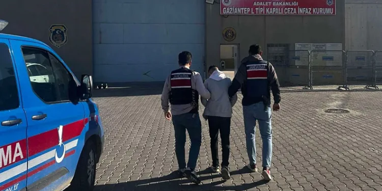 Uyuşturucu maddeyle yakalanan 2 şahıstan 1’i tutuklandı