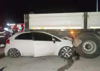Bursa’da otomobil TIR’ın altına girdi: 2 yaralı