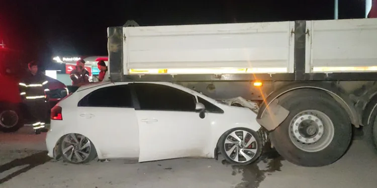 Bursa’da otomobil TIR’ın altına girdi: 2 yaralı