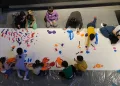 Çocuklar kolektif sanat üretimini öğreniyor