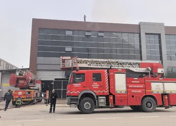 Bursa’da tekstil fabrikasında yangın: 1 itfaiye eri yaralı
