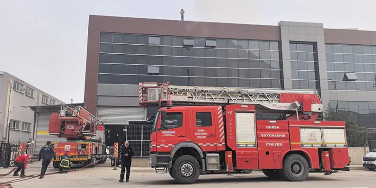 Bursa’da tekstil fabrikasında yangın: 1 itfaiye eri yaralı