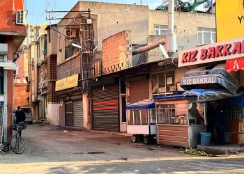 Uşak’ta polis ve jandarmadan okul çevreleri ve servislere sıkı denetim