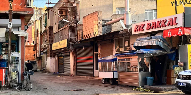 Uşak’ta polis ve jandarmadan okul çevreleri ve servislere sıkı denetim