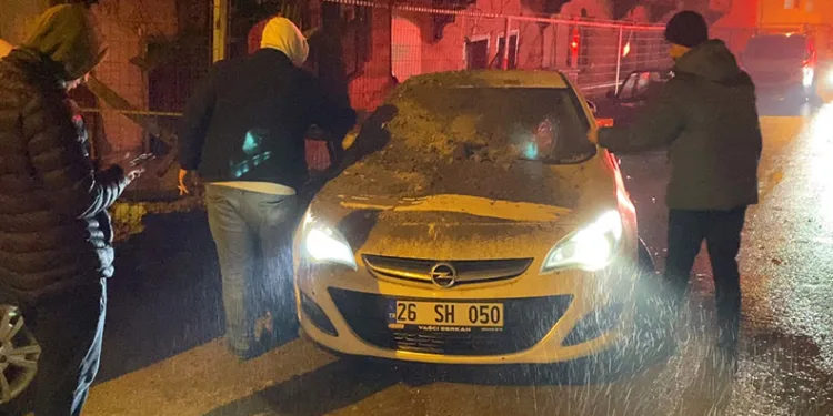 Bursa’da metruk binanın bir kısmı otomobilin üzerine yıkıldı