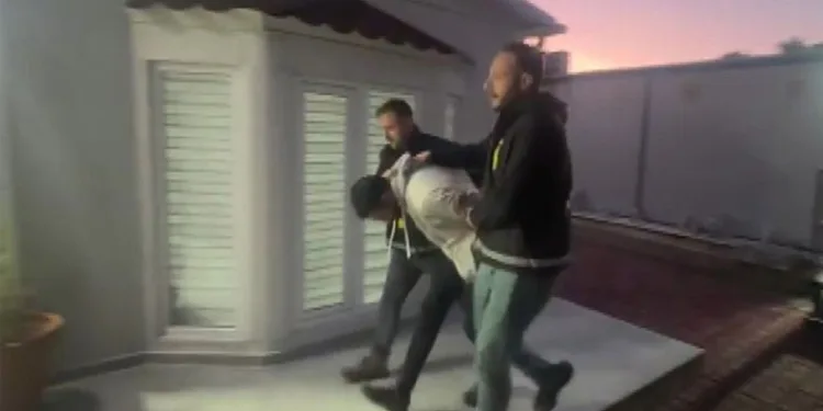 Zeytinburnu’nda husumetlisini lobiye çağırıp silahlı saldırı düzenleyerek, o anları da kayda aldılar