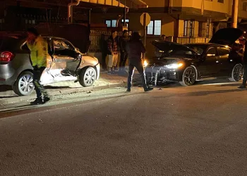 Bursa’da 2 otomobil çarpıştı: 3 yaralı