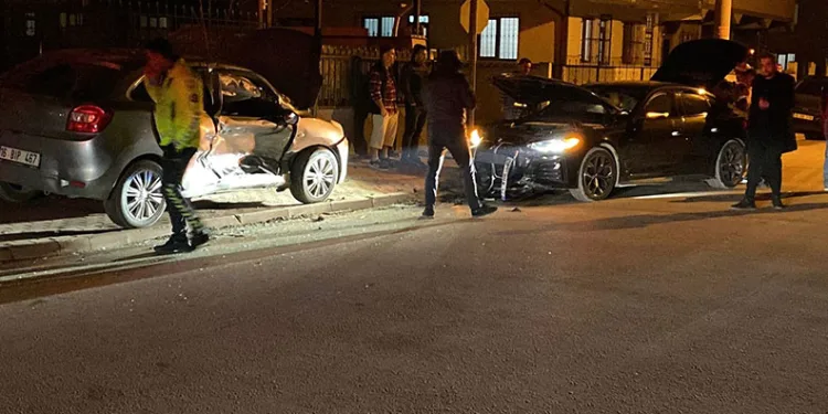 Bursa’da 2 otomobil çarpıştı: 3 yaralı