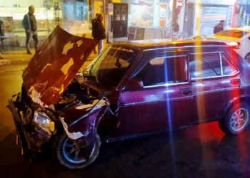Kamyonetle çarpışan otomobil kullanılamaz hale geldi