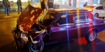 Kamyonetle çarpışan otomobil kullanılamaz hale geldi