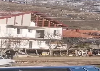 Isınmak için yakılan ateş söndürülmeyince yangın çıktı