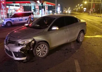Park halindeki motosikletlere çarpıp kaçtı