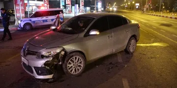Park halindeki motosikletlere çarpıp kaçtı