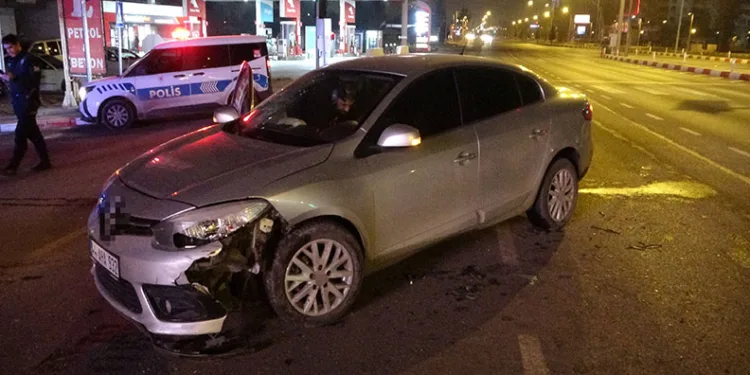 Park halindeki motosikletlere çarpıp kaçtı