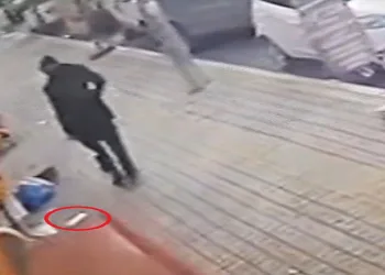 Çiğ köfte aldıktan sonra cüzdanını düşürdü, güvenlik kamerasını izleyince şoke oldu