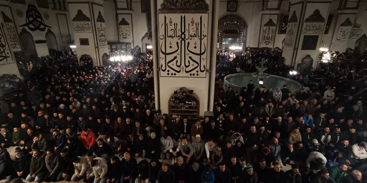 Yılın ilk sabah namazında Bursalılar Ulucami’ye akın etti