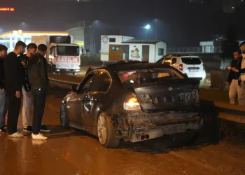 Park halindeki motosikletlere çarpıp kaçtı