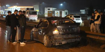 Park halindeki motosikletlere çarpıp kaçtı