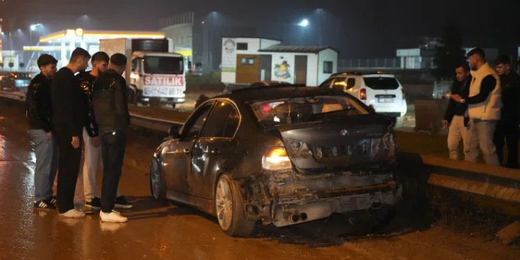 Park halindeki motosikletlere çarpıp kaçtı