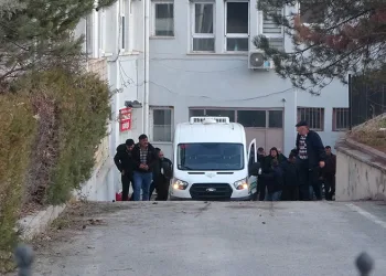 Sokakta tüfekle rastgele ateş açtı: Yakalanma anı kamerada