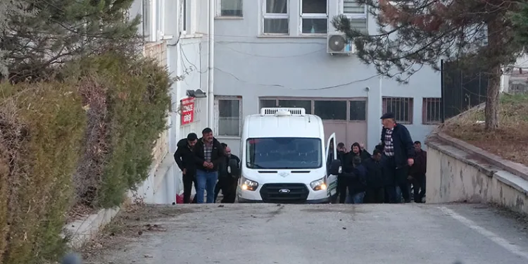 Sokakta tüfekle rastgele ateş açtı: Yakalanma anı kamerada