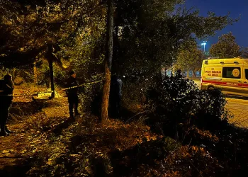 Motosikletin plakasını kaskına taktı, o şekilde trafiğe çıktı