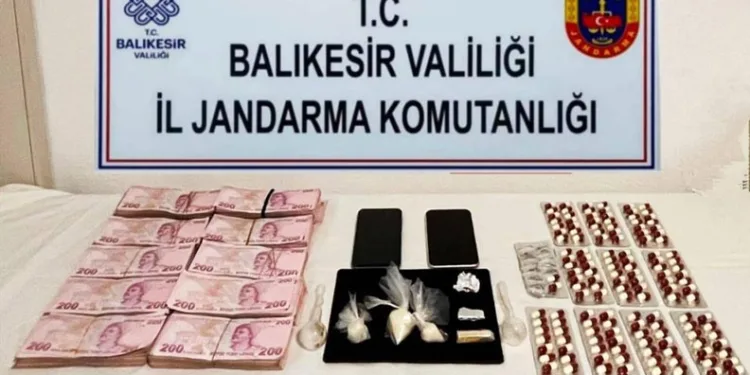 Fatih’te iş yerine silahlı saldırı kamerada: Şüpheliler kısa sürede yakalandı