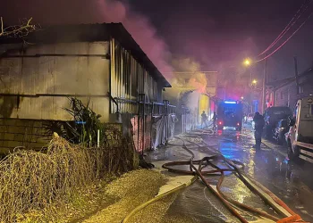 Bursa’da yanan oto galeride 10 araç küle döndü