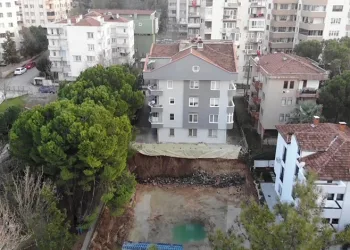 Bursa’da inşaat alanında heyelan: Bina kaydı