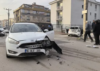 Bursa’da  2 otomobil çarpıştı: 3 yaralı