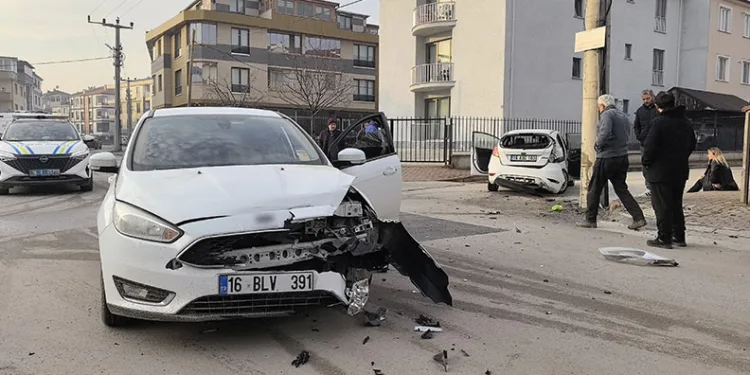Bursa’da  2 otomobil çarpıştı: 3 yaralı