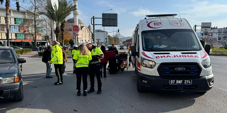 Batman’da okul servisi ile otomobil çarpıştı: 17’si öğrenci 20 yaralı