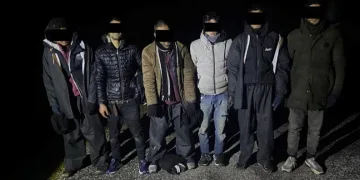 Kontrolden çıkan otomobil elektrik direğini devirdi