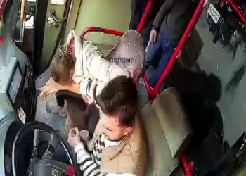 Oğlunu göstermeyen eşini boynundan bıçakladı