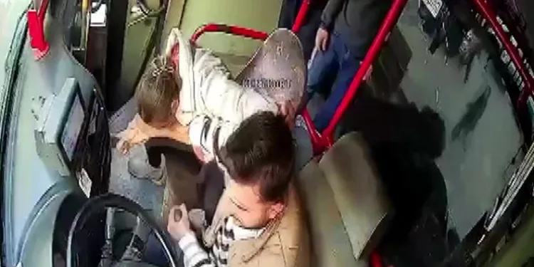 Oğlunu göstermeyen eşini boynundan bıçakladı