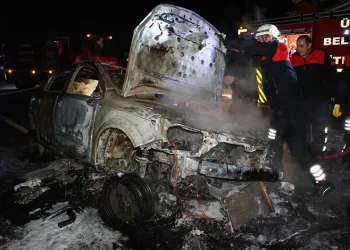 Otomobil ile motosiklet çarpıştı, 2 araç da alev alev yandı: 2 yaralı