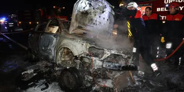 Otomobil ile motosiklet çarpıştı, 2 araç da alev alev yandı: 2 yaralı
