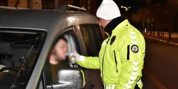 Bilecik’te kaçak alkolden 2 kişi zehirlendi