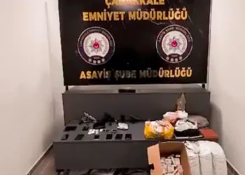 Çamura saplanarak derede mahsur kalan inek, iş makinesiyle kurtarıldı